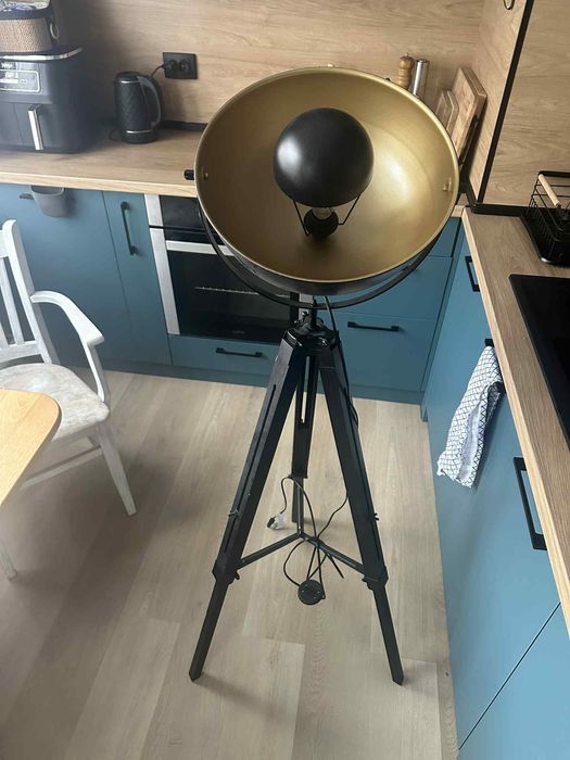 Лампа трипод прожектор