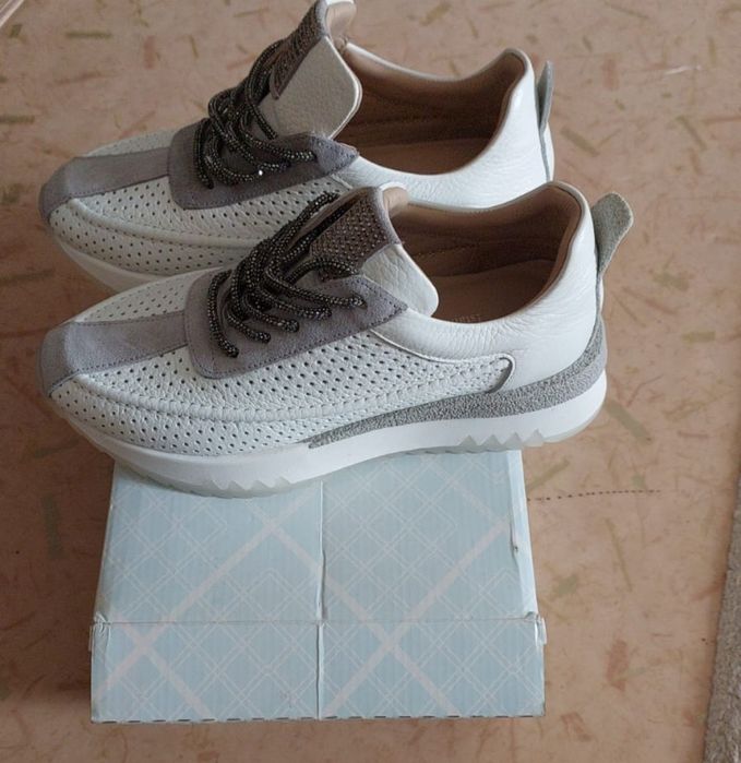 Кроссовки женские