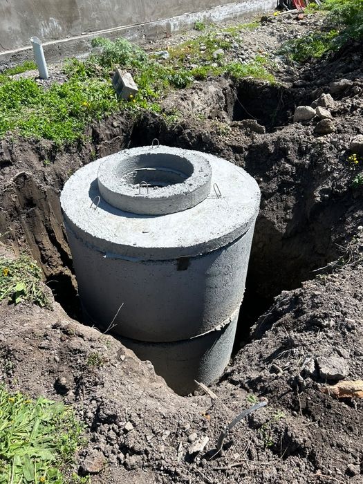 Капаем яму, делаем септики