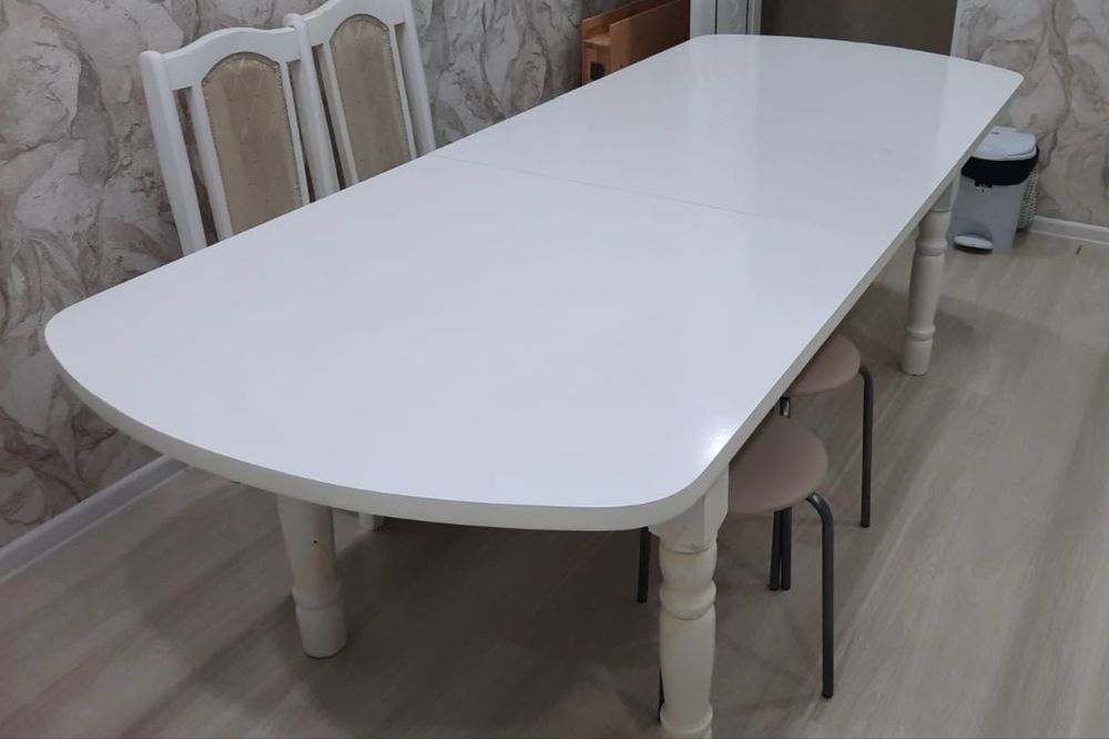 Продам белый, деревянный стол