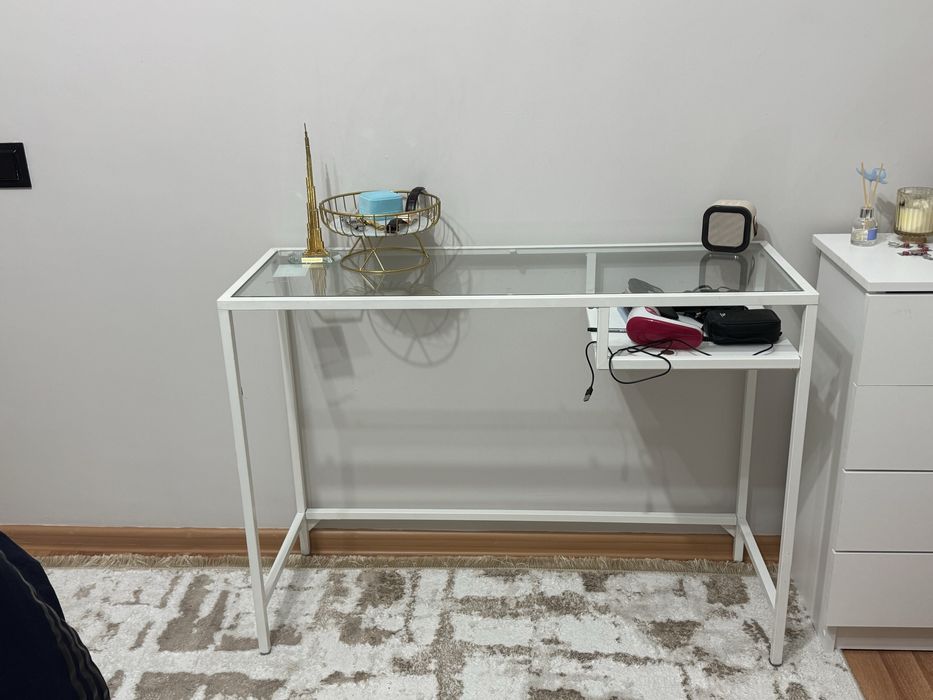 Стол для макияжа или письменый