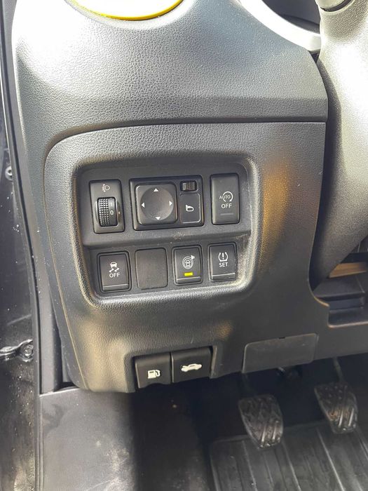 NISSAN JUKE 2014 Black and Yellow