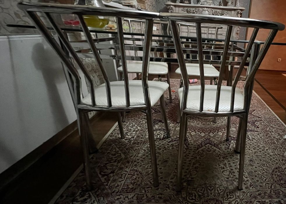 Стеклянный стол и стулья для кухни или гостиной