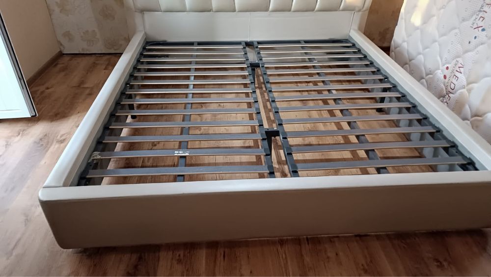 Кровать без матраса