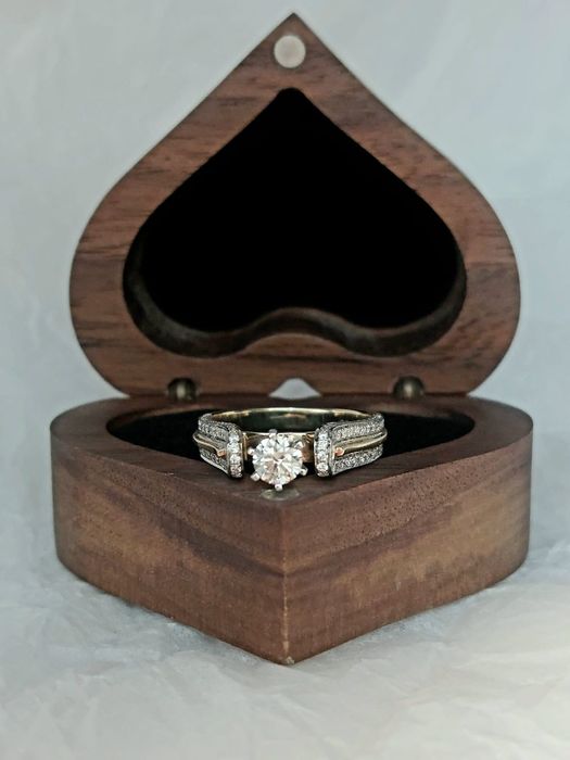 Красивое золотое кольцо