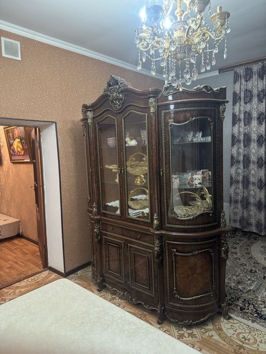 Шкаф витрина и стол со стульями