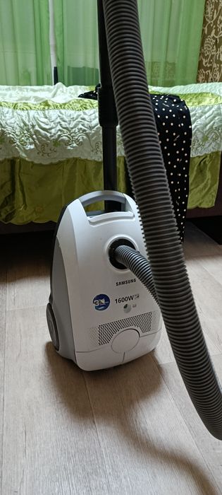 Продаётся пылесос Samsung 1600W