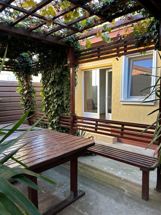 Inchiriez garsoniera la curte