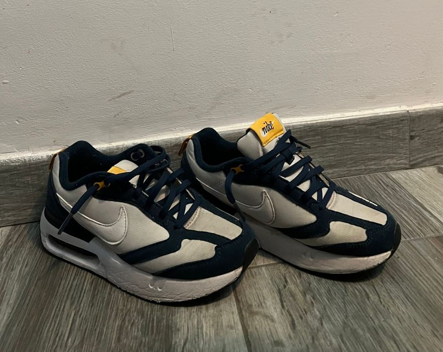 Vând adidași Nike