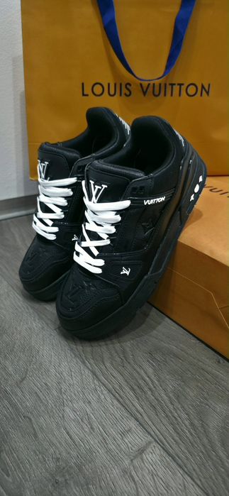 louis vuitton trainers black white