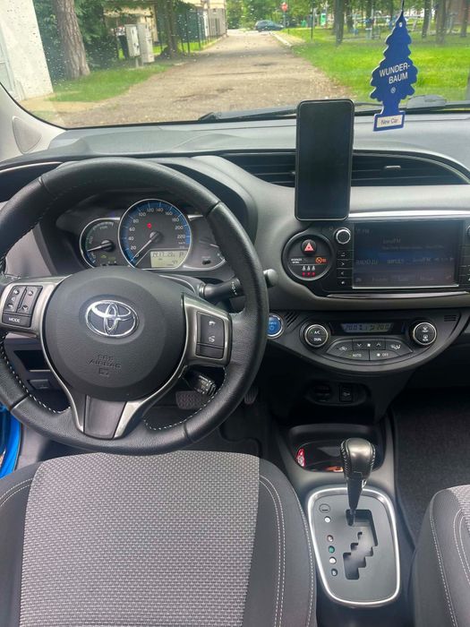 Automat... Vând Toyota yaris 1.5 benzina hibrid. 77000 km