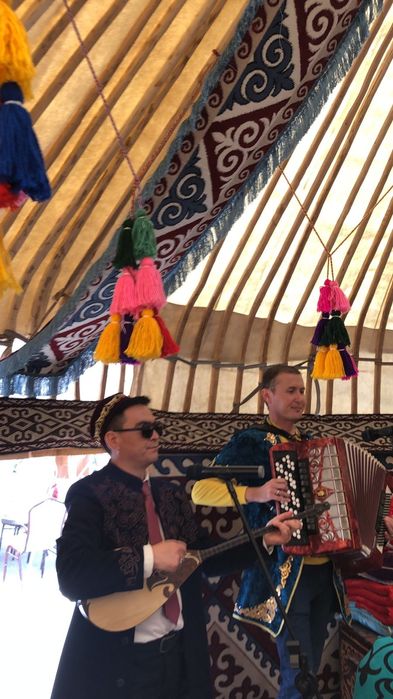 Тамада, асаба, музыкант, Баян, домбыра,