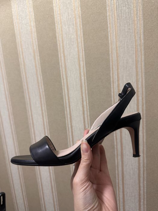 Продам кожаные босоножки Clarks