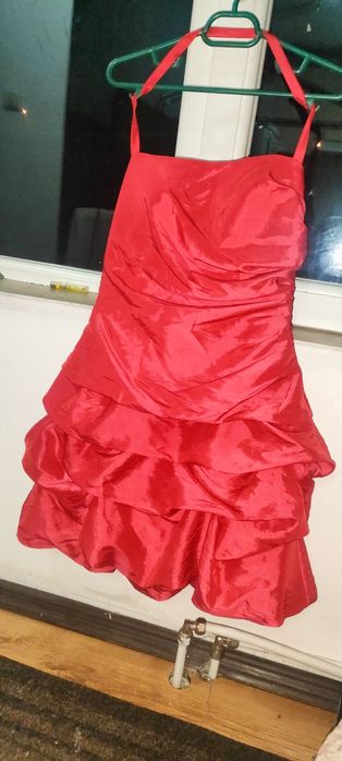 Rochie roșie de satin, cu aspect lucios și elegant