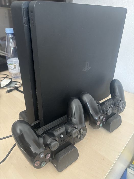 Vand PS 4 Slim cu statie de incarcare, capacitate 1 TB