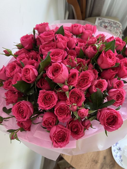 Свежий букет кустовых роз