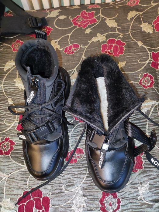 Продаются кроссовки зимние