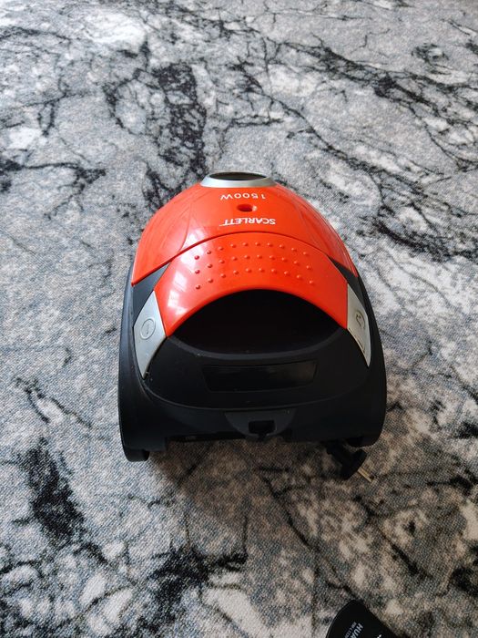 Продам компактный пылесос.