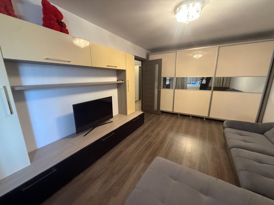 Vând apartament cu 3 camere, zona Anda