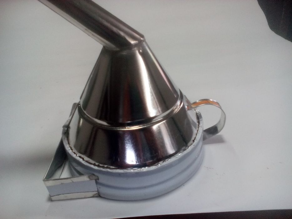 Фуния за гориво с фина цедка