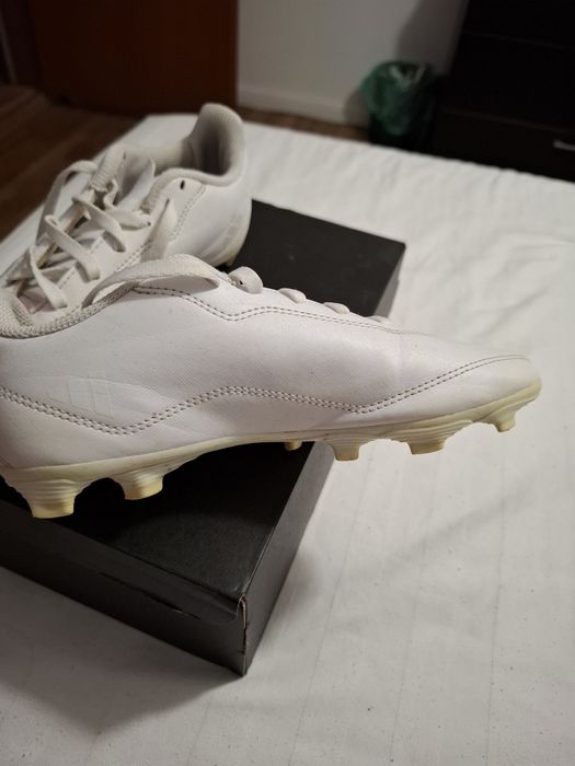 Ghete fotbal, Adidas, iarba