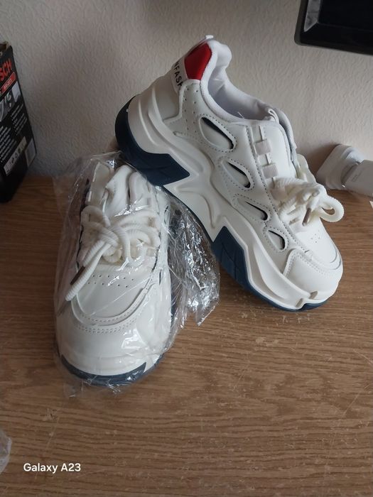 Женские  кроссовки  новые