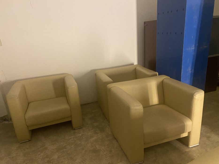 Кожанные кресла..