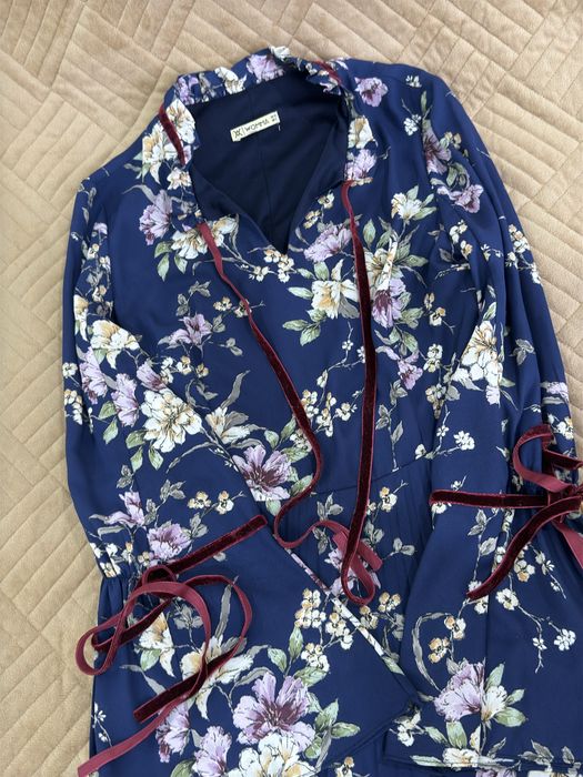 Әдемі, ұзын көк көйлек