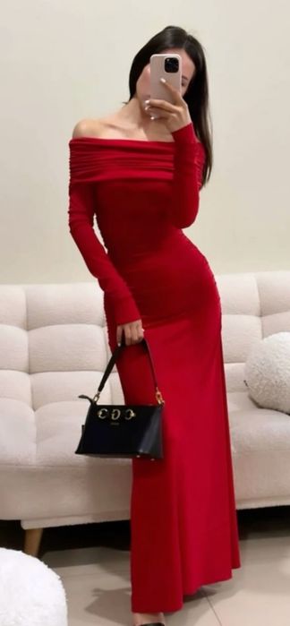 Продам красное  платье с открытыми плечами