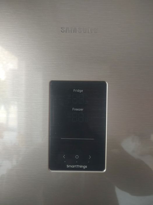 Продавам хладилник Samsung, в гаранция
