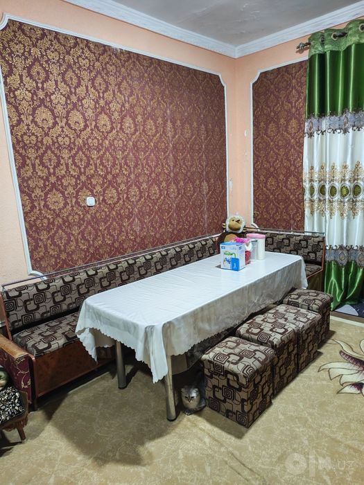 Продаю уголок 3м×2м в комплект входит стол и 4 пуф.