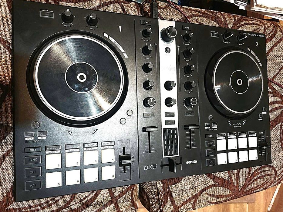 DJ контролер Hercules DJControl Inpulse 300 MK2 в черен цвят