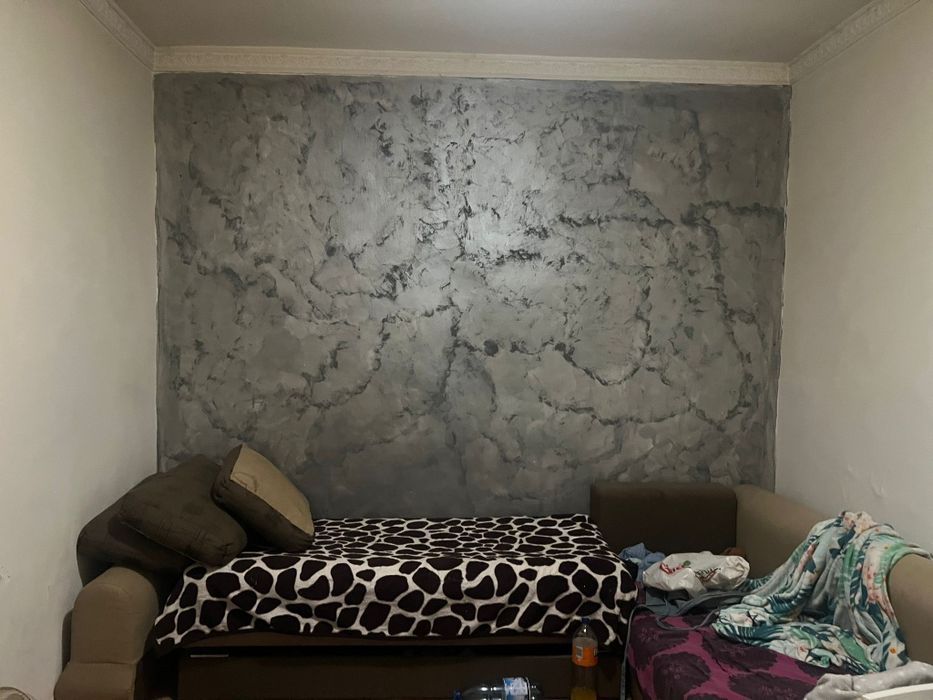 Închiriez garsonieră la curte baie bucătărie , curtea este comuna .