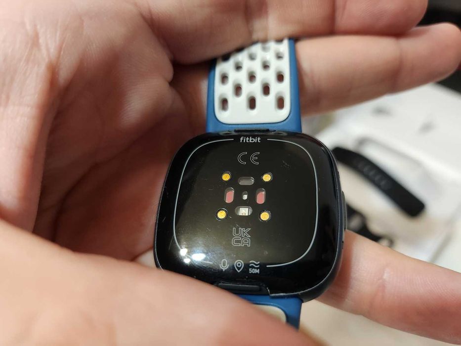 Fitbit Versa 4 с кутия, гаранция и 2 каишки