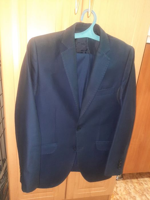 Продаются костюмы