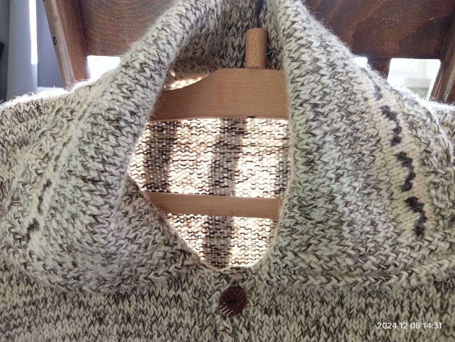 Ръчно плетена вълнена жилетка