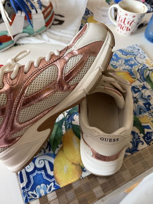 Продавам маратонки guess