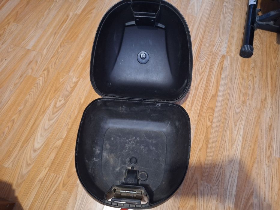 Продавам запазен куфар