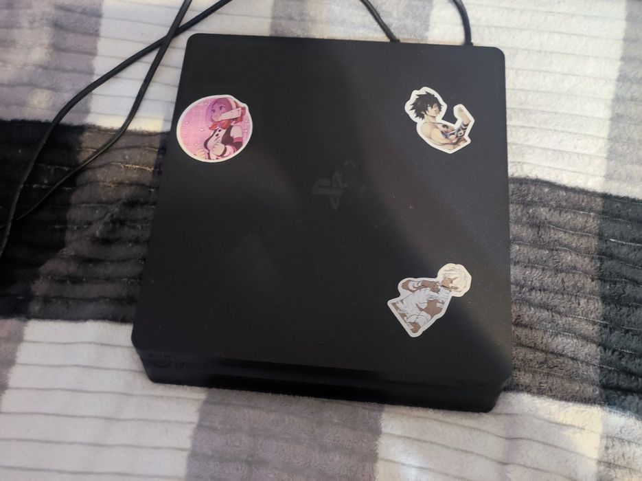 Продам Ps4 Fat 1TБ ПАМЯТИ 4игры+2джостика ориг