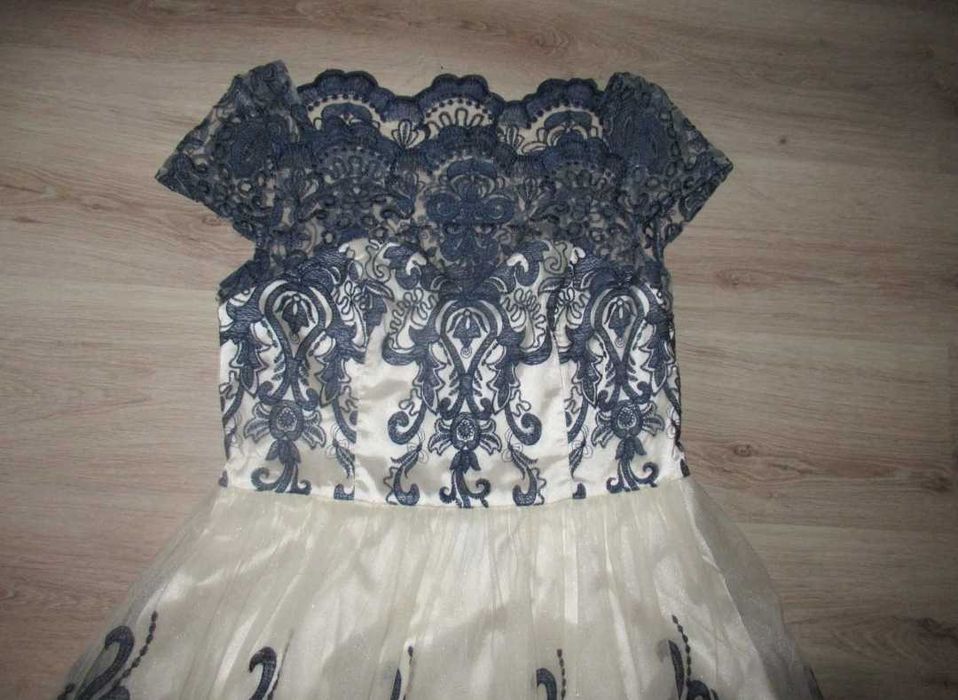 Елегантна официална рокля с бродирана дантела