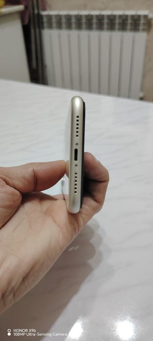 Продам айфон 11 с коробкой белого цвета