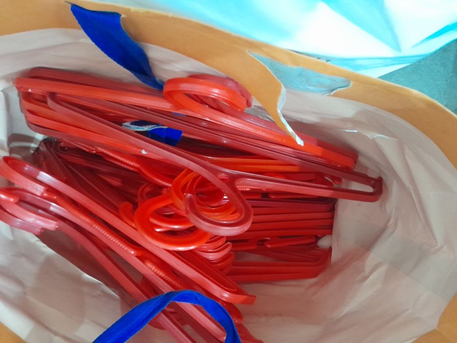 Вешалки для одежды пластмассавые и железные