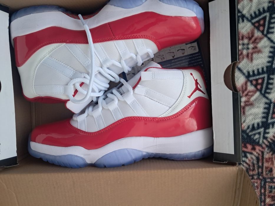 Джорданы 11 красное-белые