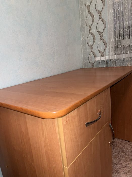 Продаеться рабочий стол в отличном состоянии