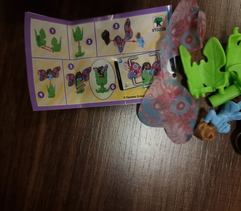 Играчки Kinder Surprise - 1 макси яйце и 6 яйца.