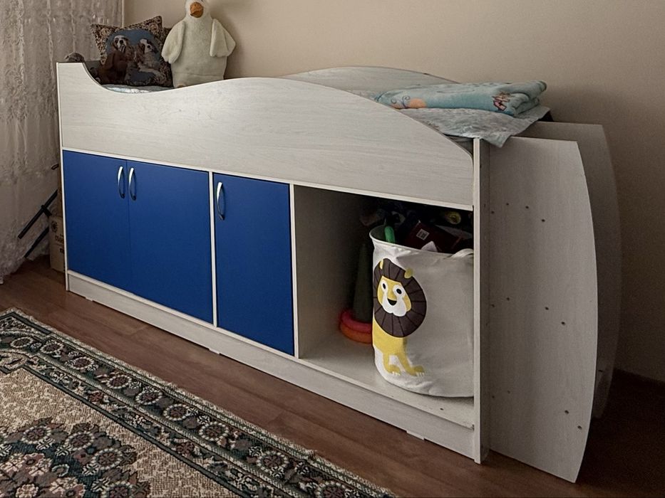 Детский гарнитур (детская кровать)