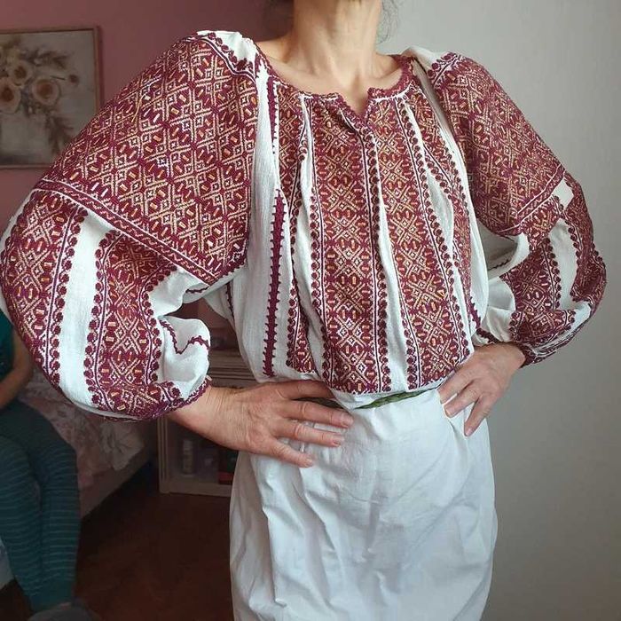 Rochie traditionala brodata de mana