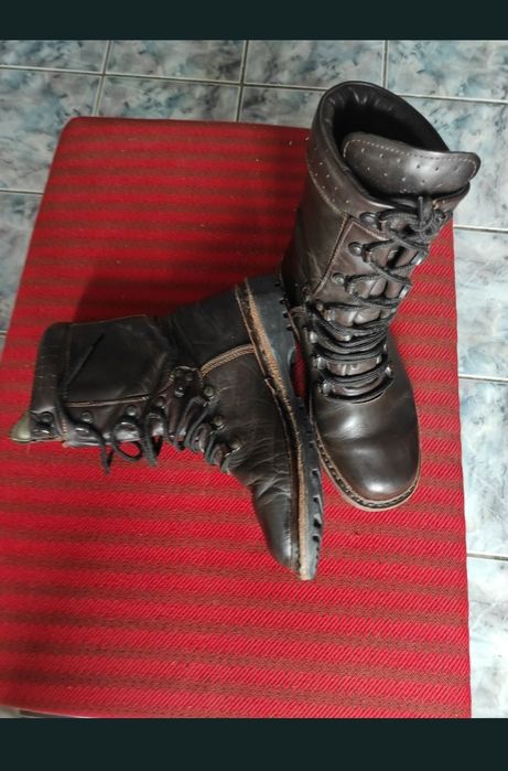 Bocanci din piele naturală 100% cu talpa cusută.
Foarte rezistenti si trainici.
Nr.41
