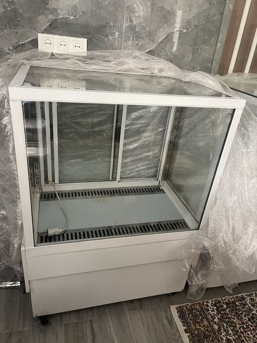 Витражные холодильники для тортов