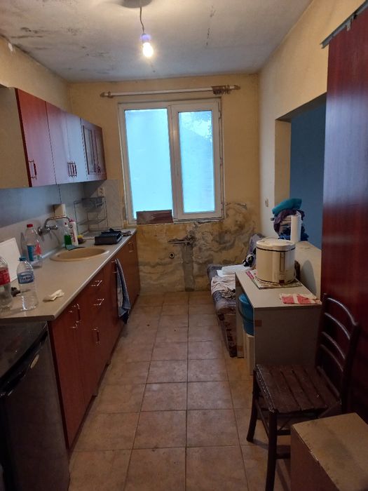 Продавам парцел 1160 кв. с две къщи.